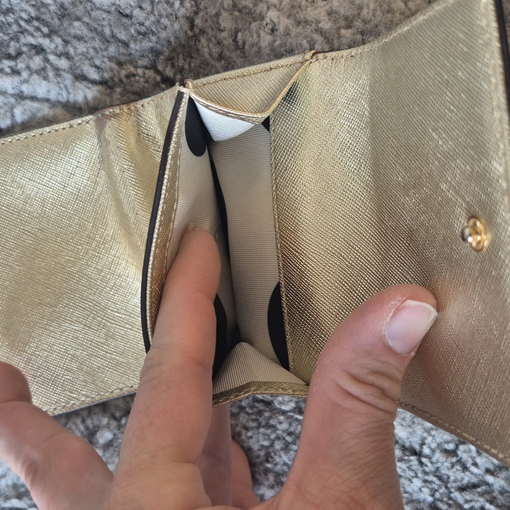 Kate Spade 🖤 Gold Wallet - Picture 4 of 8